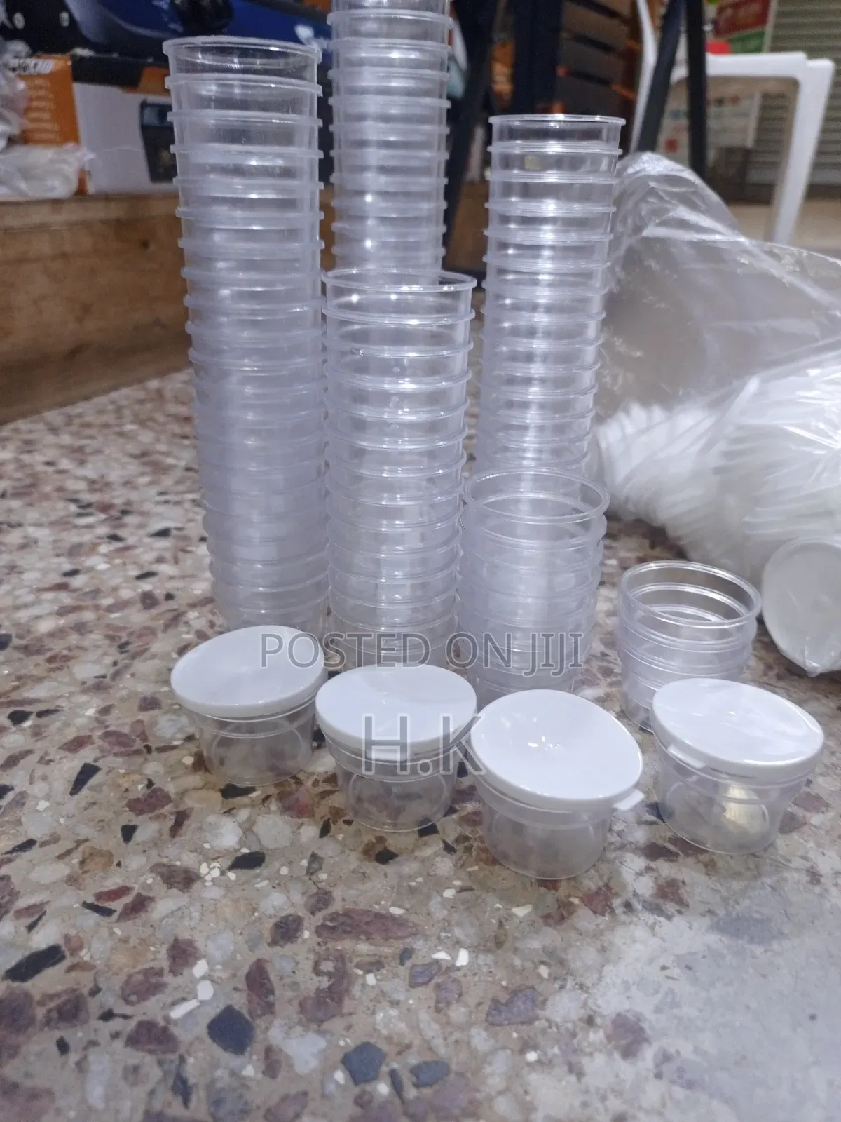 200pcs Disposable Plastic Sauce Cups and Lids.