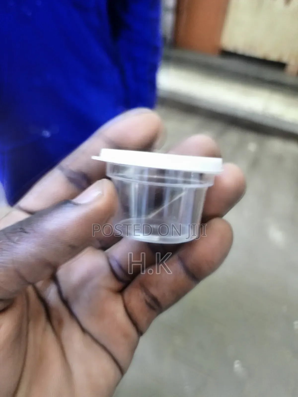200pcs Small, Clear Plastic Container With a White Lid.
