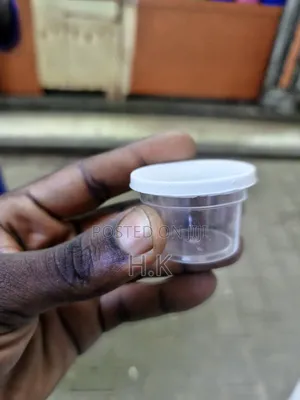200pcs Small, Clear Plastic Container With a White Lid.