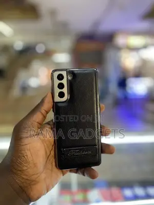 Galaxy S21 Case
Black Leather