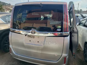 Toyota Noah 2.0 AWD (8 Seater) 2018 Silver