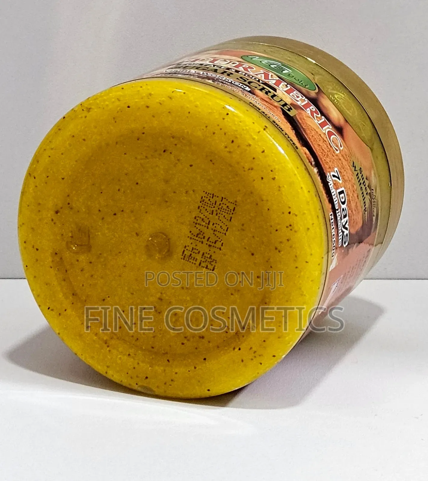 Veet Gold Whitening and Exfoliating Sugar Scrub Bath Salts