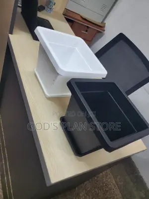 Black and White Plastic Flower Pots