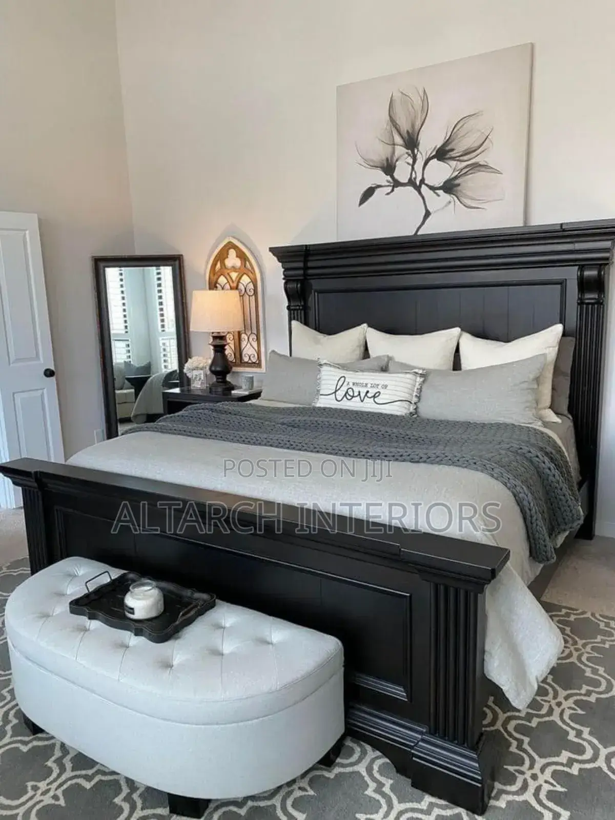 Master Kingbed With 1 Bedside Drawer and a Pouf