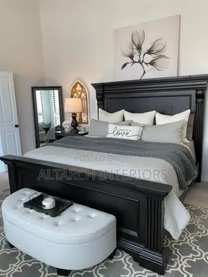 Master Kingbed With 1 Bedside Drawer and a Pouf