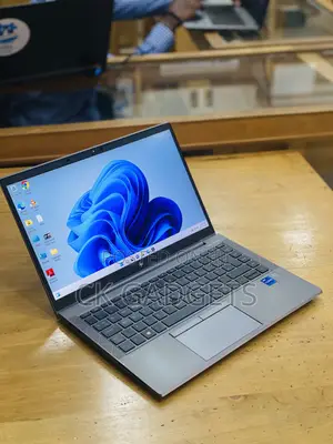 New Laptop HP ZBook Firefly G8 16GB Intel Core I7 SSD 512GB