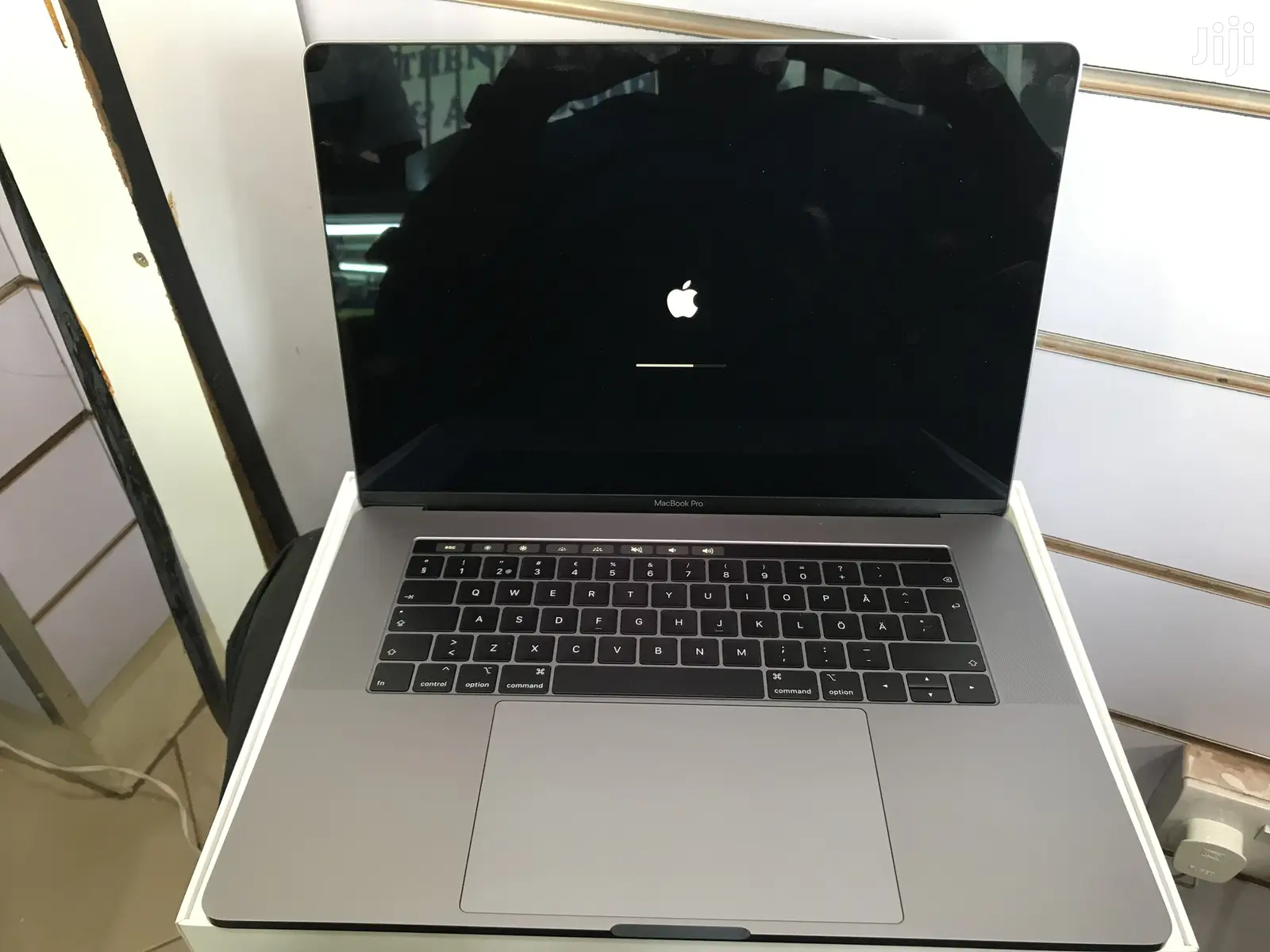 New Laptop Apple MacBook Pro 16GB Intel Core i7 SSD 512GB