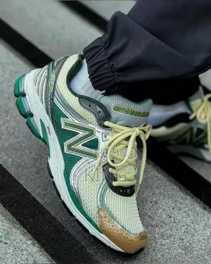 New Balance Men's 860v2 Leo Green
