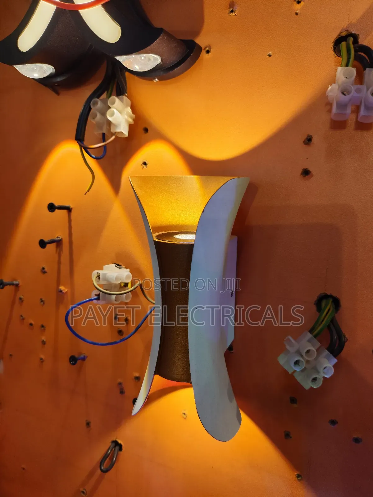 Up Und Down Pointer Wall Light