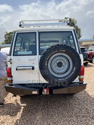 Toyota Land Cruiser 2006 White