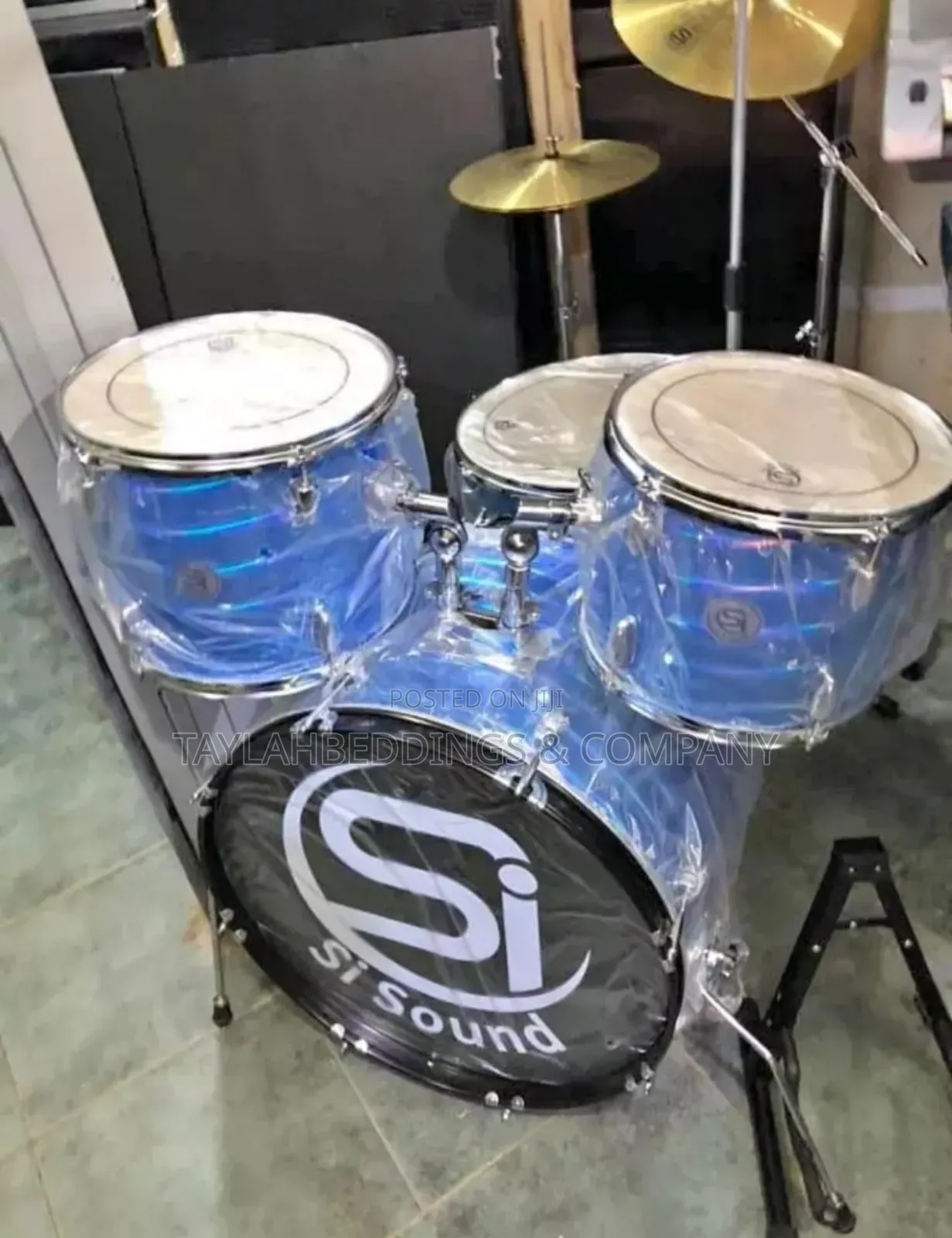 Powerful Drum Set With 4 Drums and 2 Cymbals