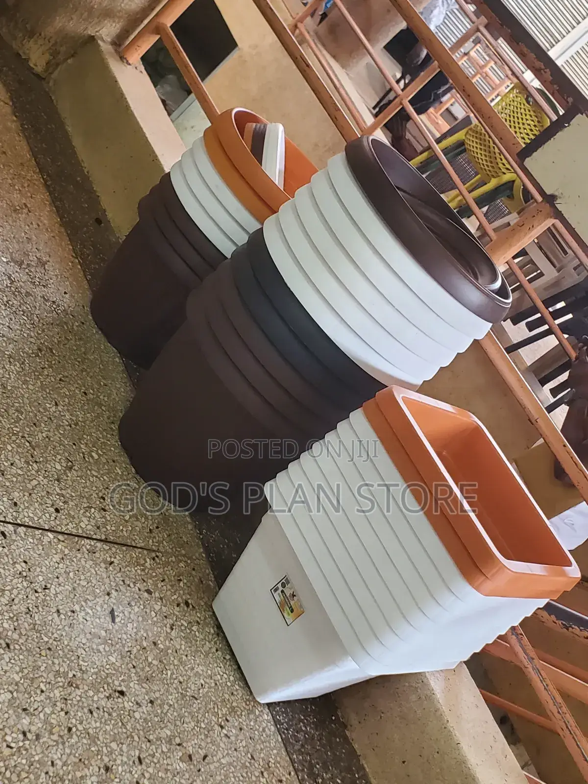 Square and Round Plastic Flower Pots