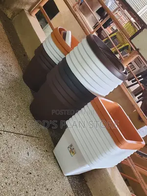 Square and Round Plastic Flower Pots
