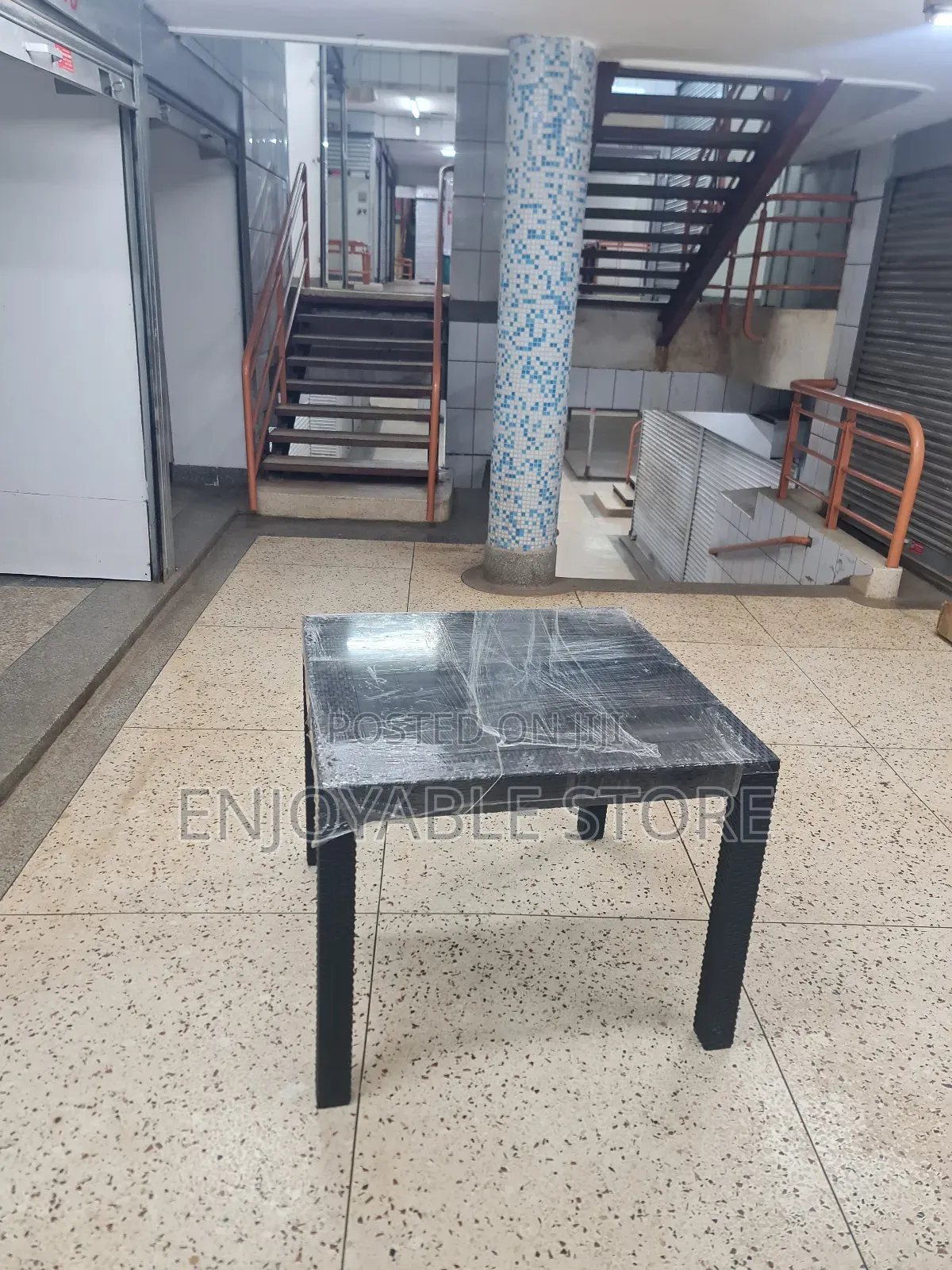 Square Plastic Table for Beaches/Dining/Bars/Events