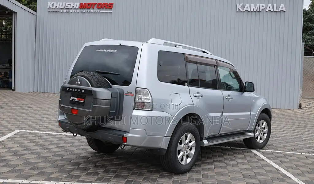 Mitsubishi Pajero 2012 Silver