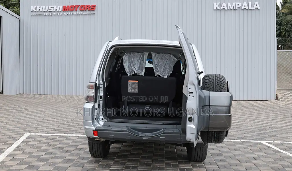 Mitsubishi Pajero 2012 Silver