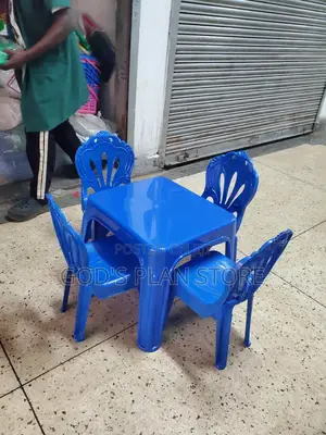 Queens Baby Table and Chairs (Kids)