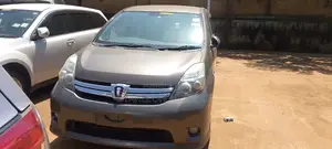 Toyota ISIS 1.8 Platana V-selection 4WD 2013 Gold