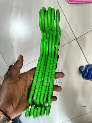 6 Pack Plastic Clothes Hangers