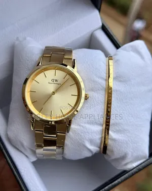 Daniel Wellington Ladies Gift Box Time Piece With a Bracelet
