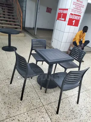 Yz2307 Plastic Chairs and Table for Restaurant