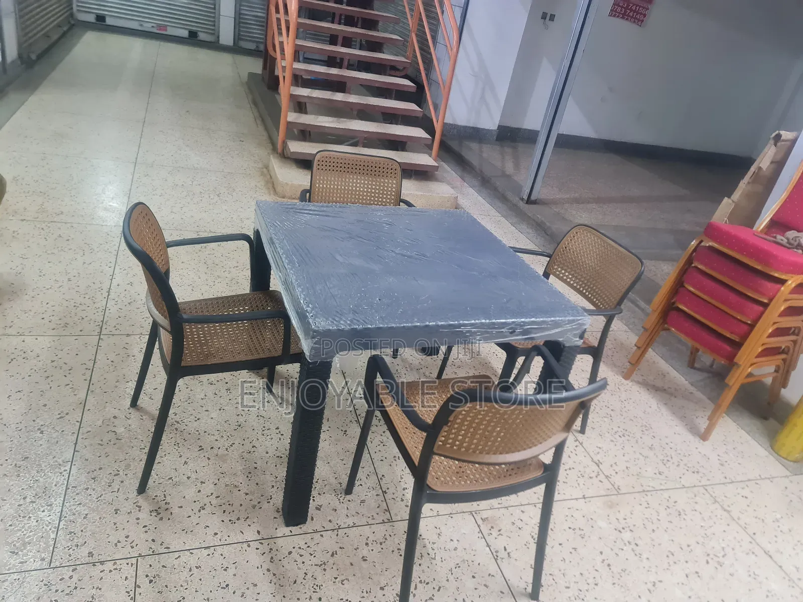 Top Plastic Chairs and Table 4 Seats