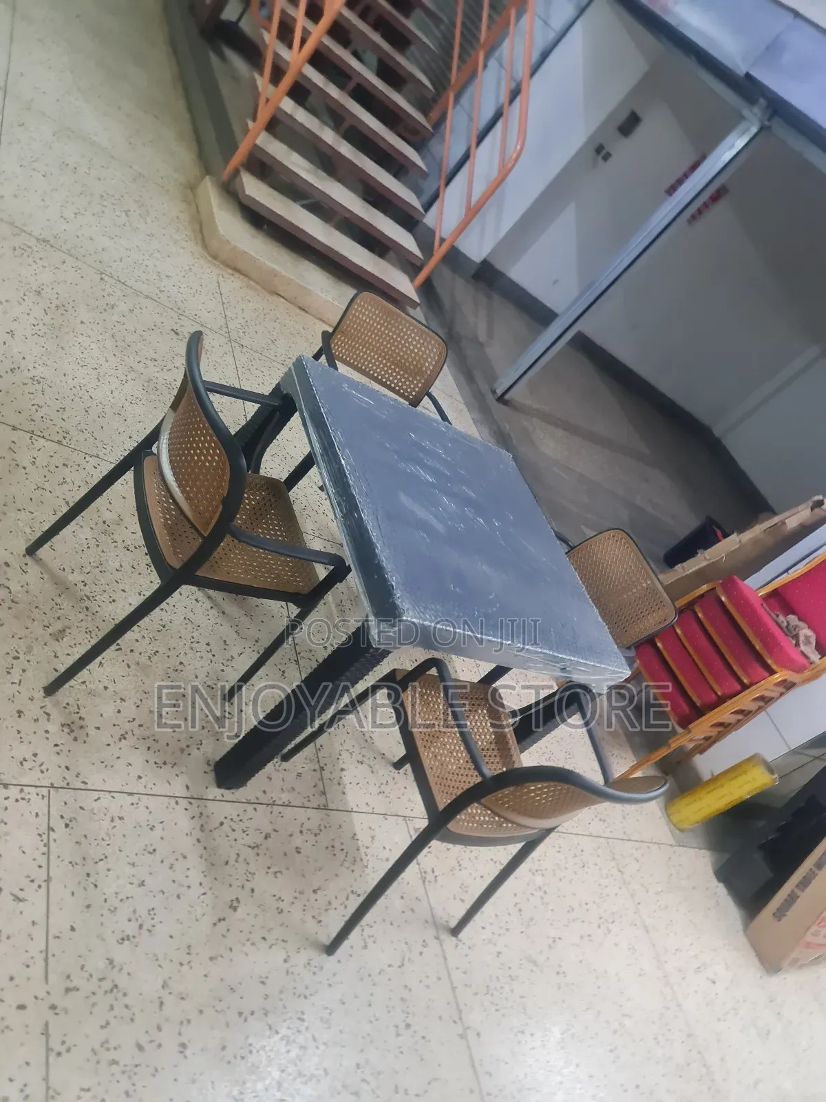 Top Plastic Chairs and Table 4 Seats