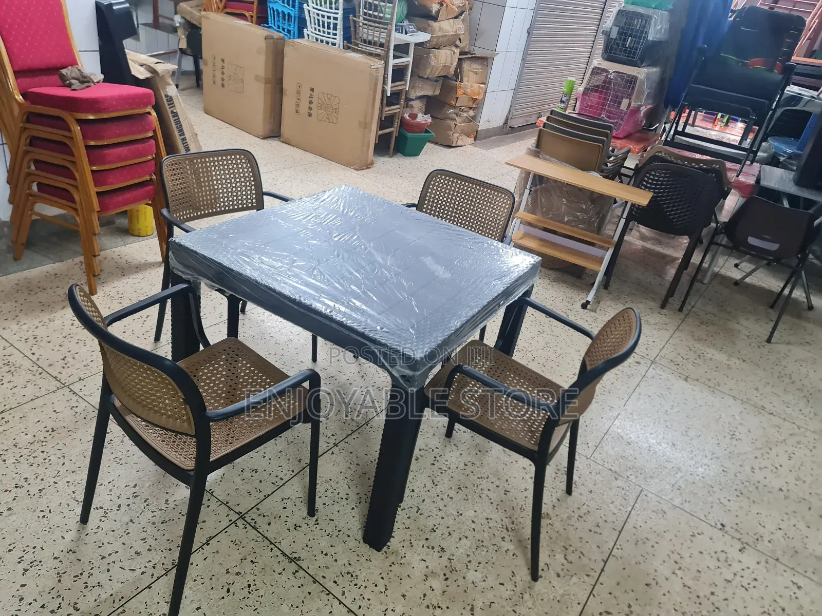 Top Plastic Chairs and Table 4 Seats