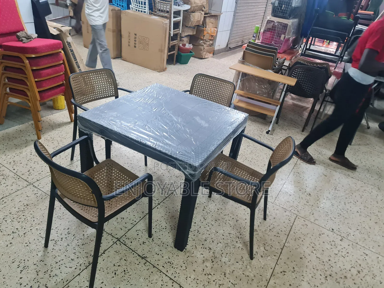 Top Plastic Chairs and Table 4 Seats