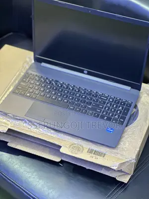 Laptop HP 250 G10 8GB Intel Core I3 HDD+SSD 1T