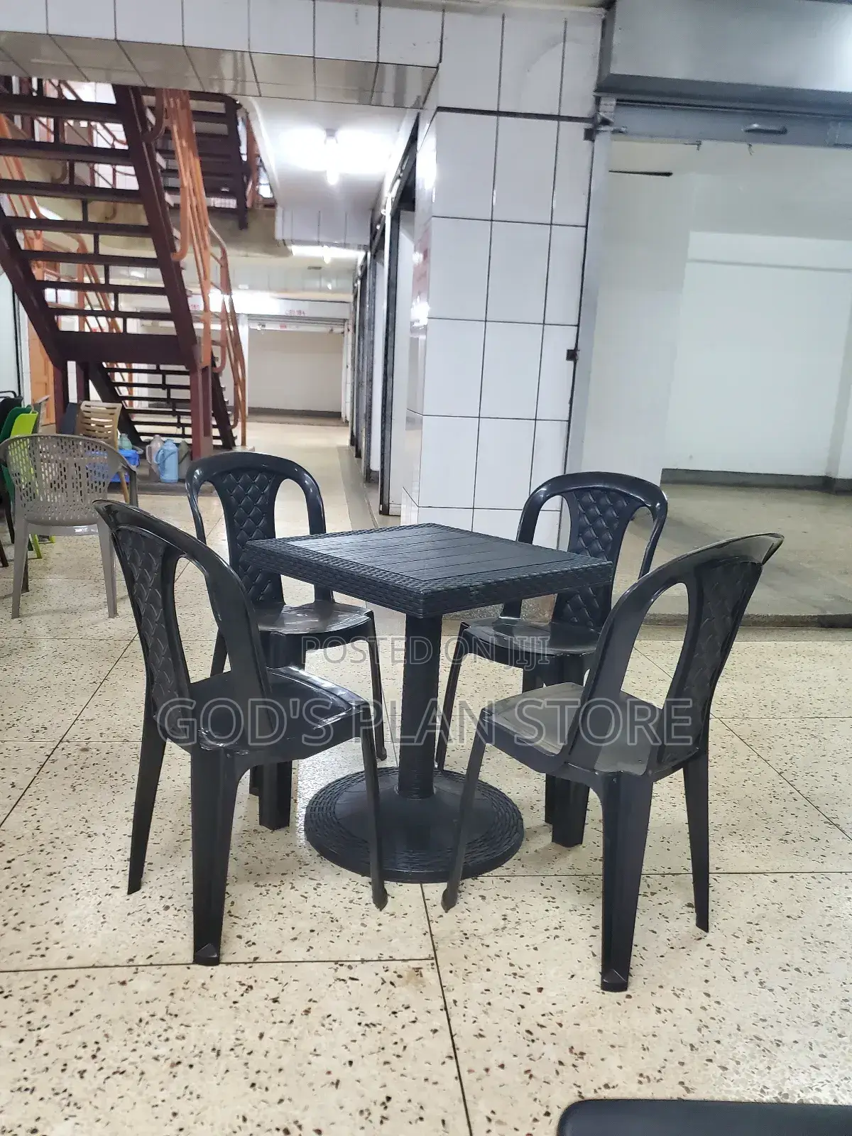 Xyl2303 Plastic Chairs and Bar Table
