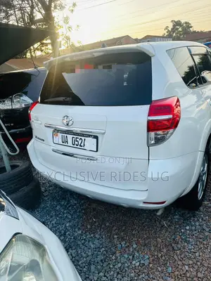 Toyota Vanguard 2011 White