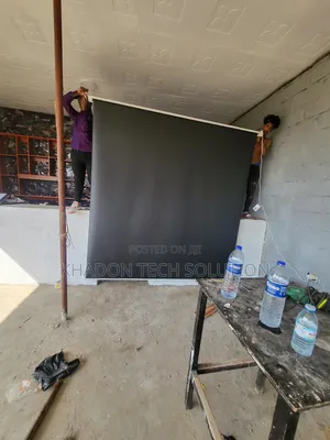 Projector Screens on Tripods 180×180 Available
