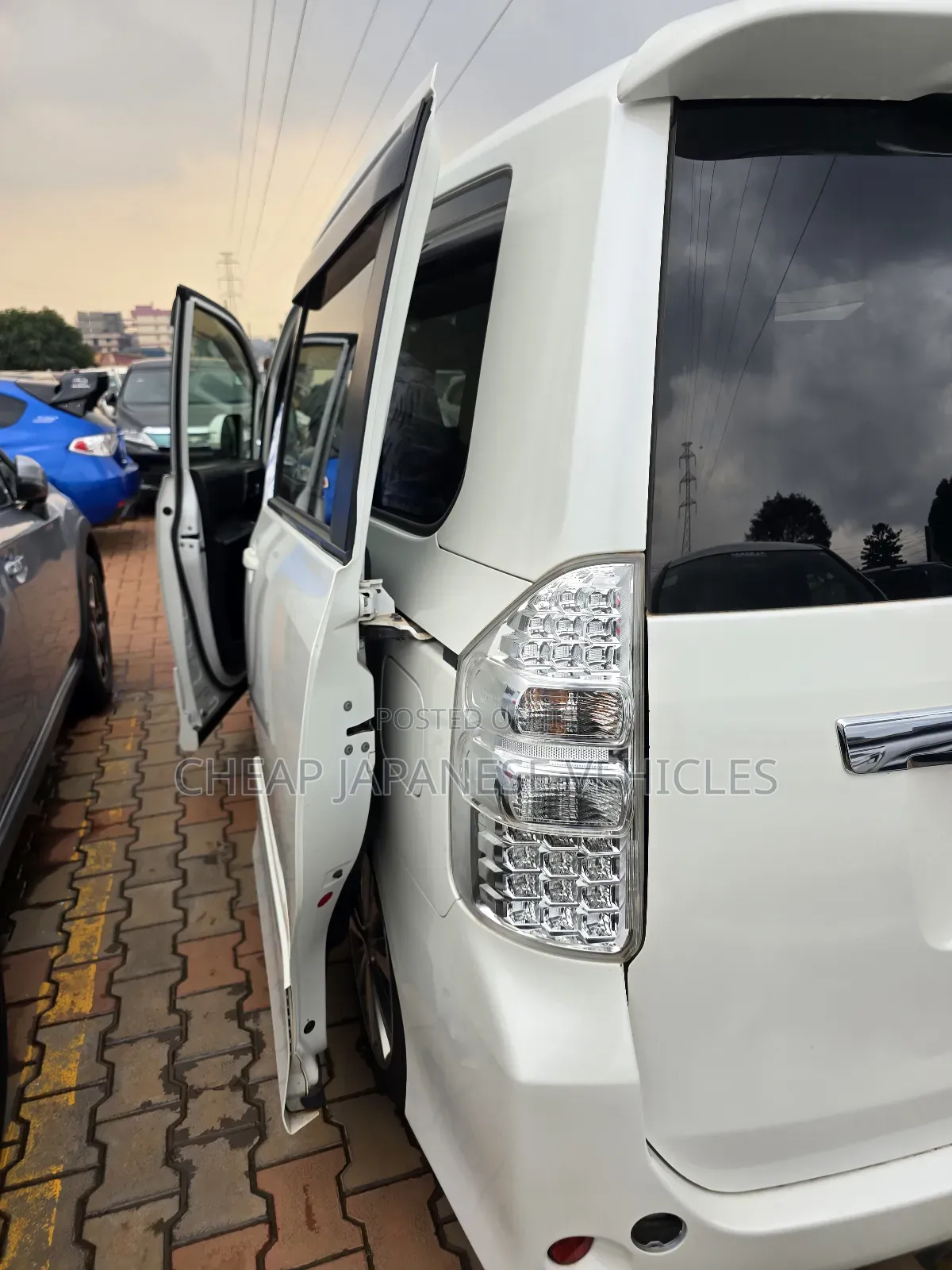 Toyota Noah 2012 White