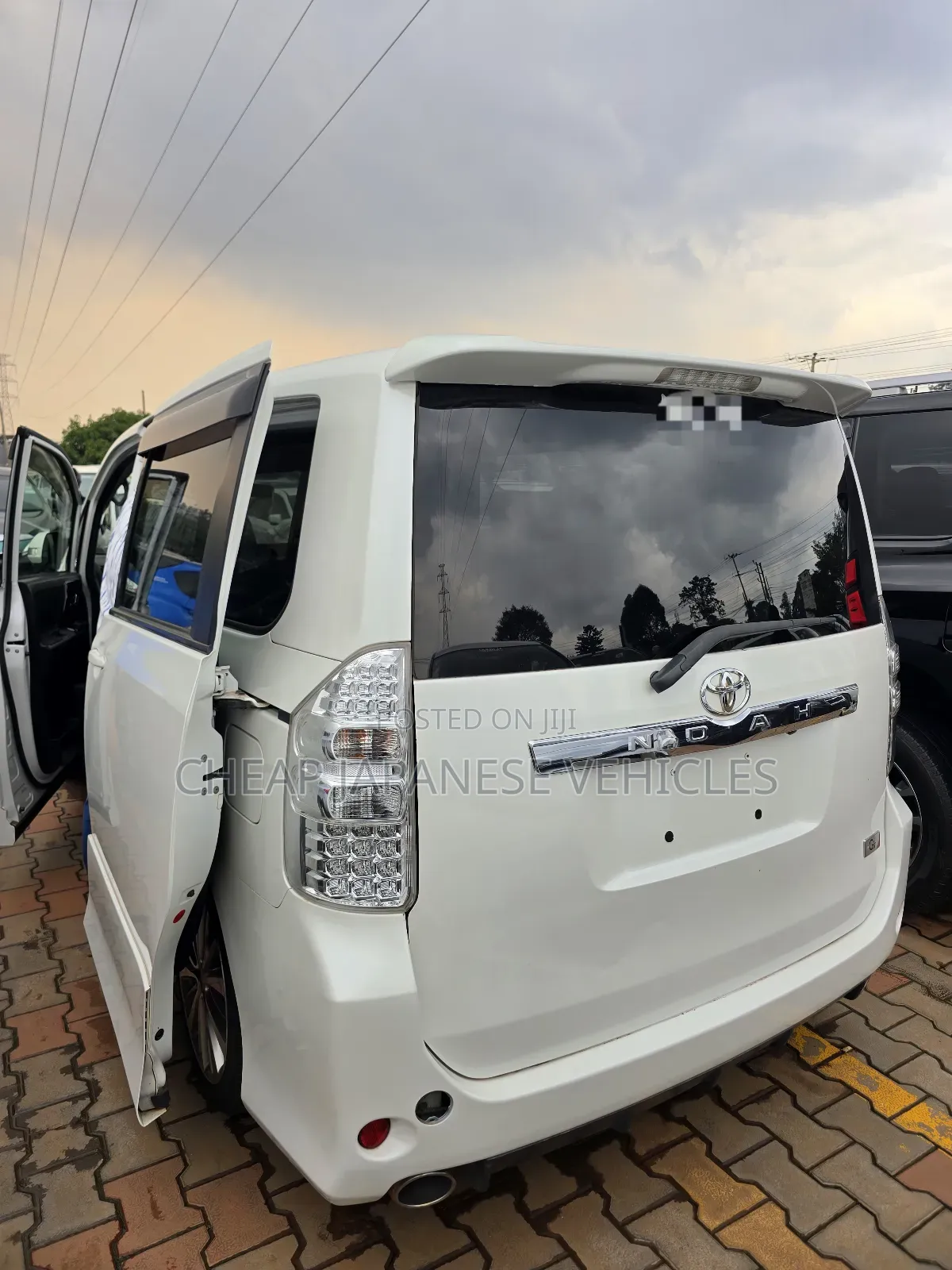 Toyota Noah 2012 White