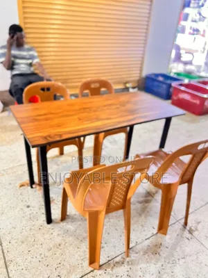 Simple Restaurant Plastic Chairs and Table