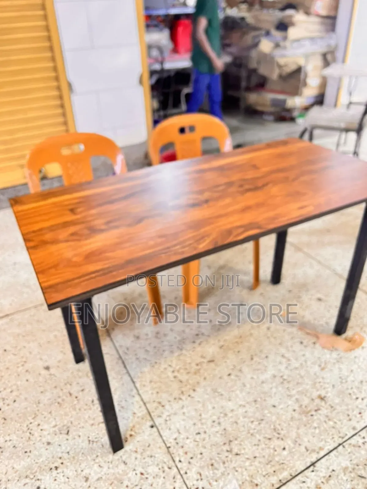 Simple Restaurant Plastic Chairs and Table