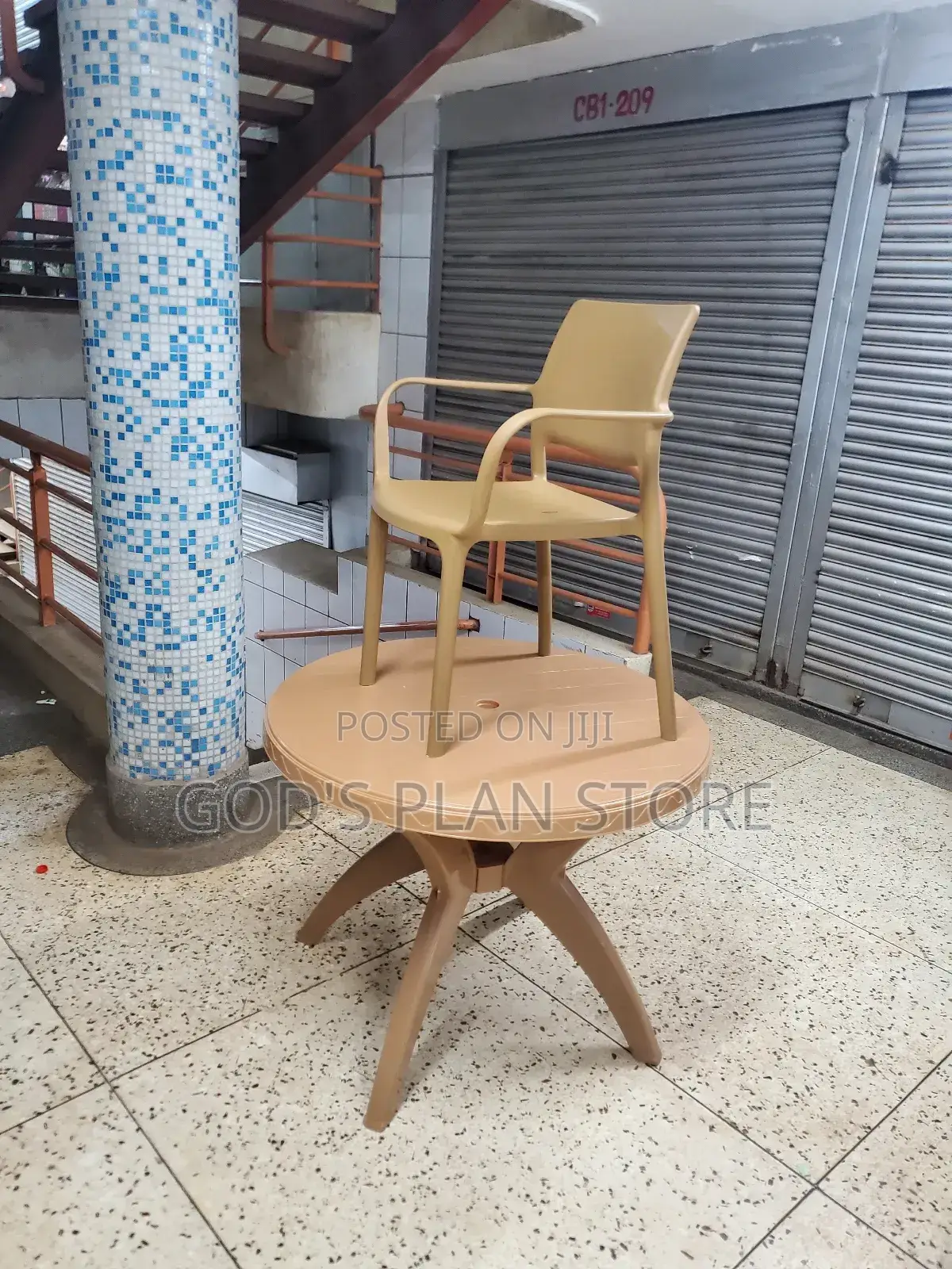 Round Reading Table and Chair