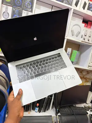 Laptop Apple MacBook Pro 2017 16GB Intel Core I7 SSHD (Hybrid) 256GB