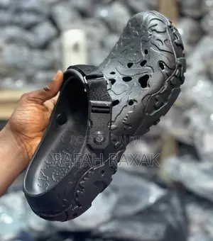 Original Men’S Classic Triple Black Mtn Crocs