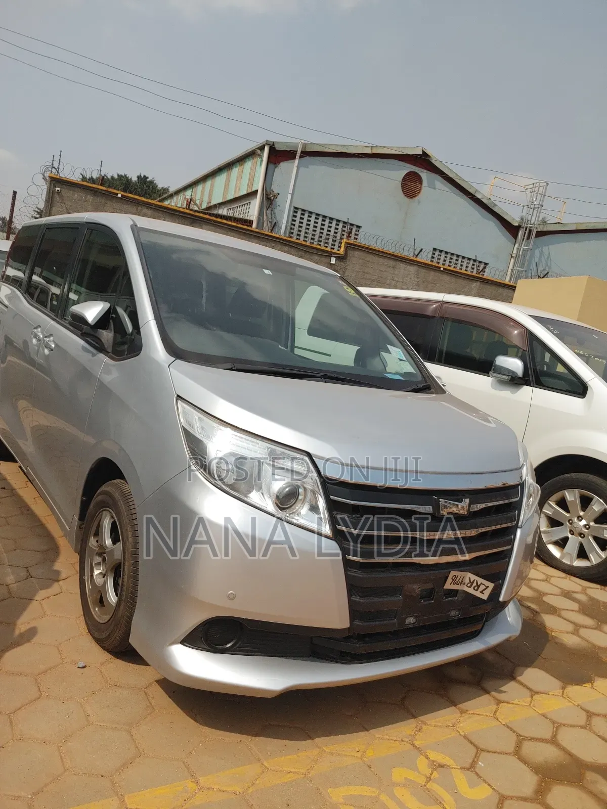 Toyota Noah 2016 Silver