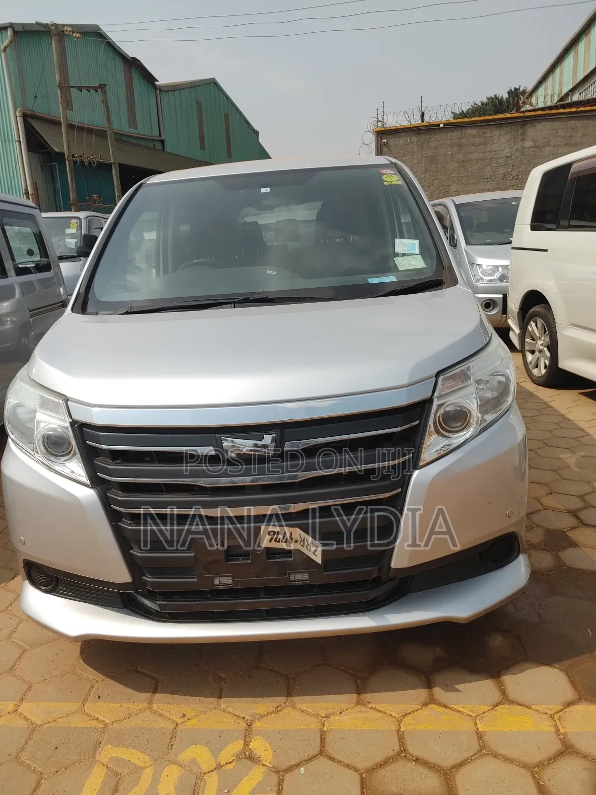Toyota Noah 2016 Silver