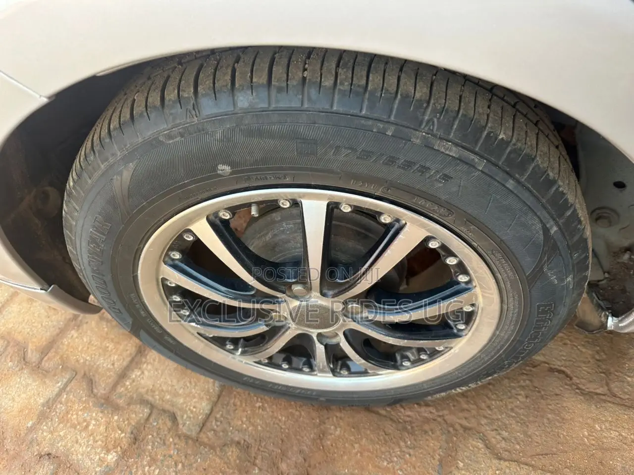 Toyota Vitz 2016 Silver