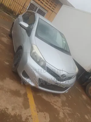 Toyota Vitz 2011 Silver