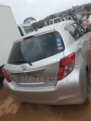 Toyota Vitz 2011 Silver