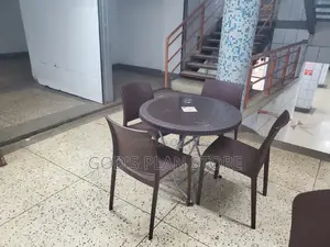 Bar/Restaurant Plastic Chairs and Table 4people