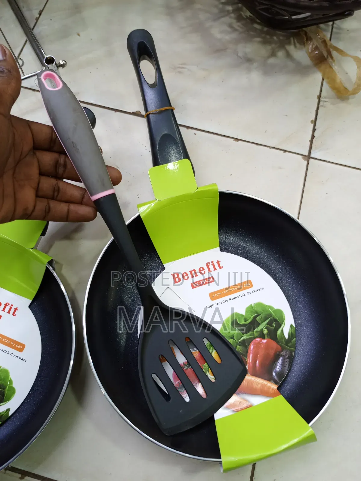 24cm Frying Pan With a Spatula