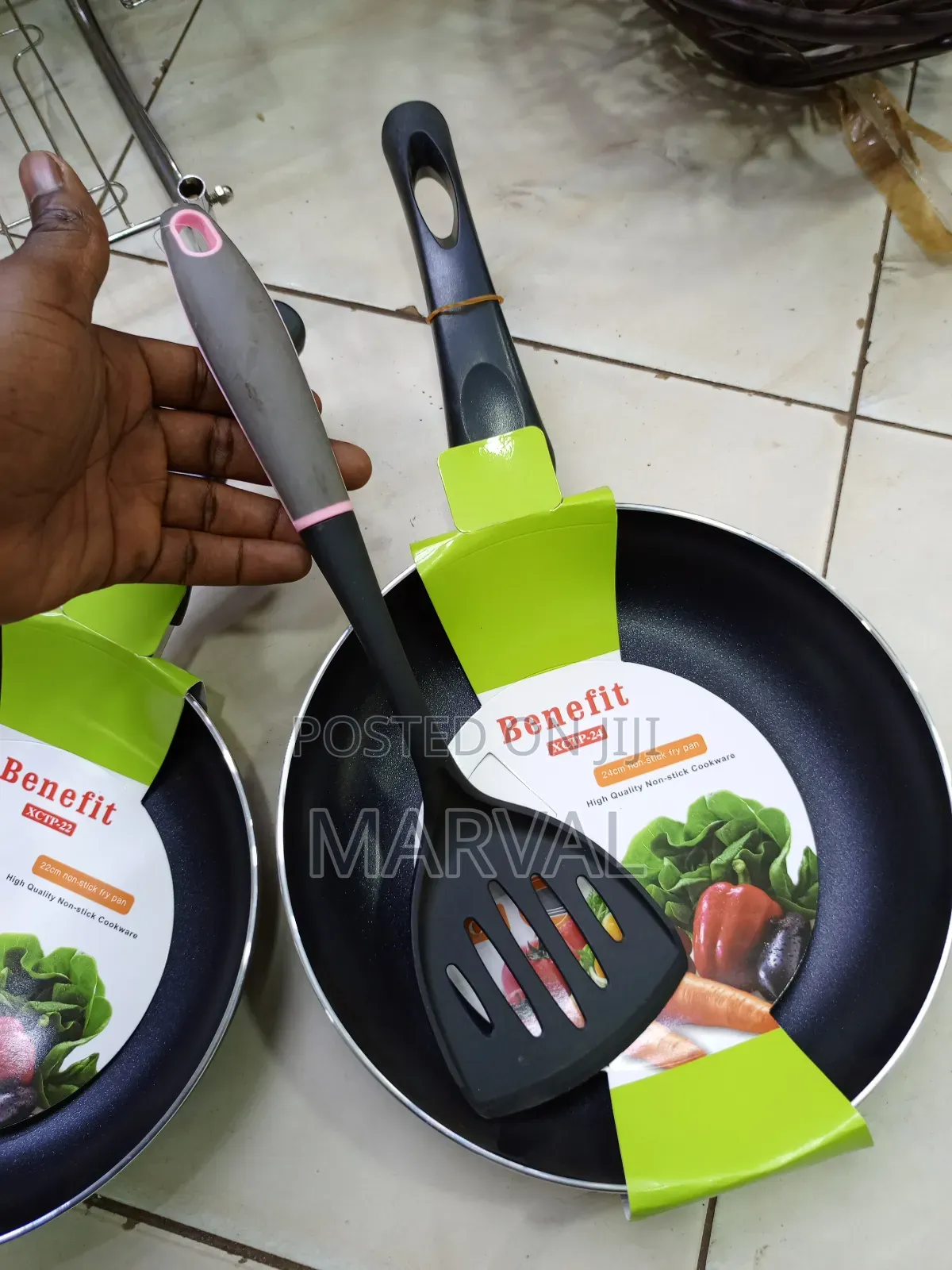 24cm Frying Pan With a Spatula