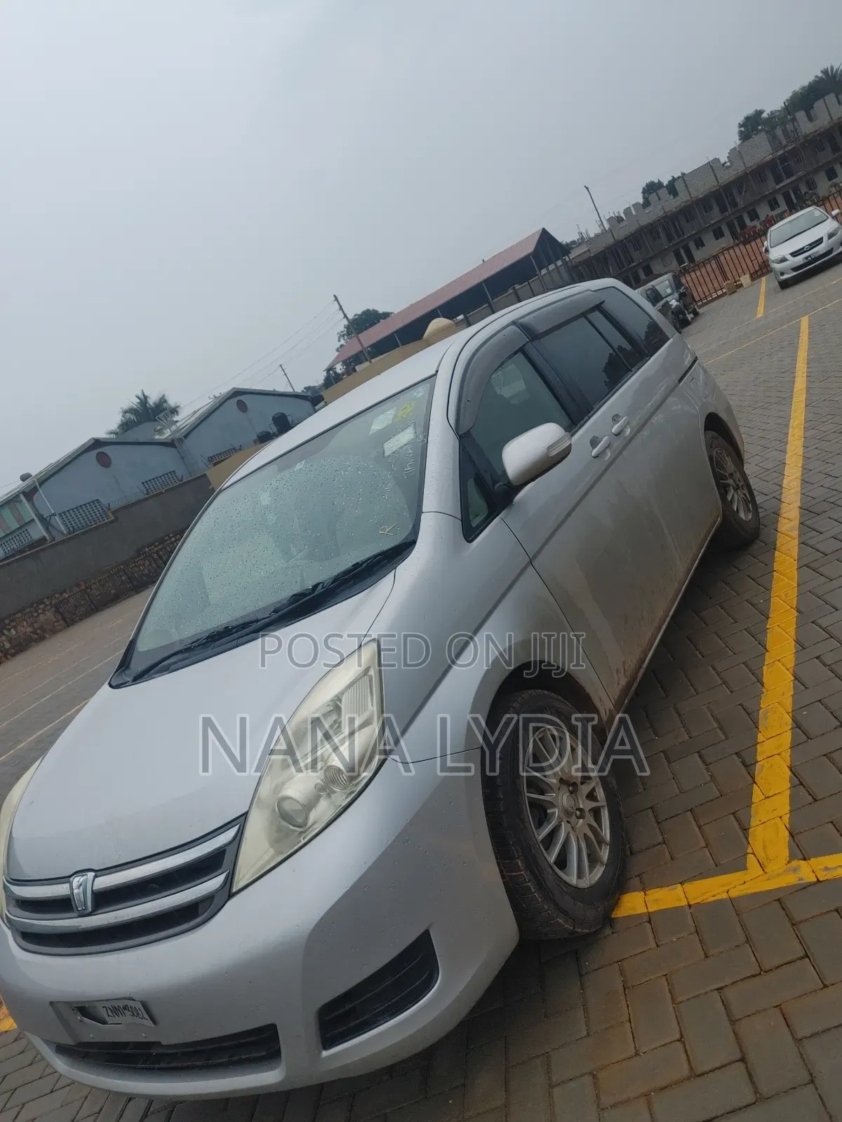 Toyota ISIS 2011 Silver