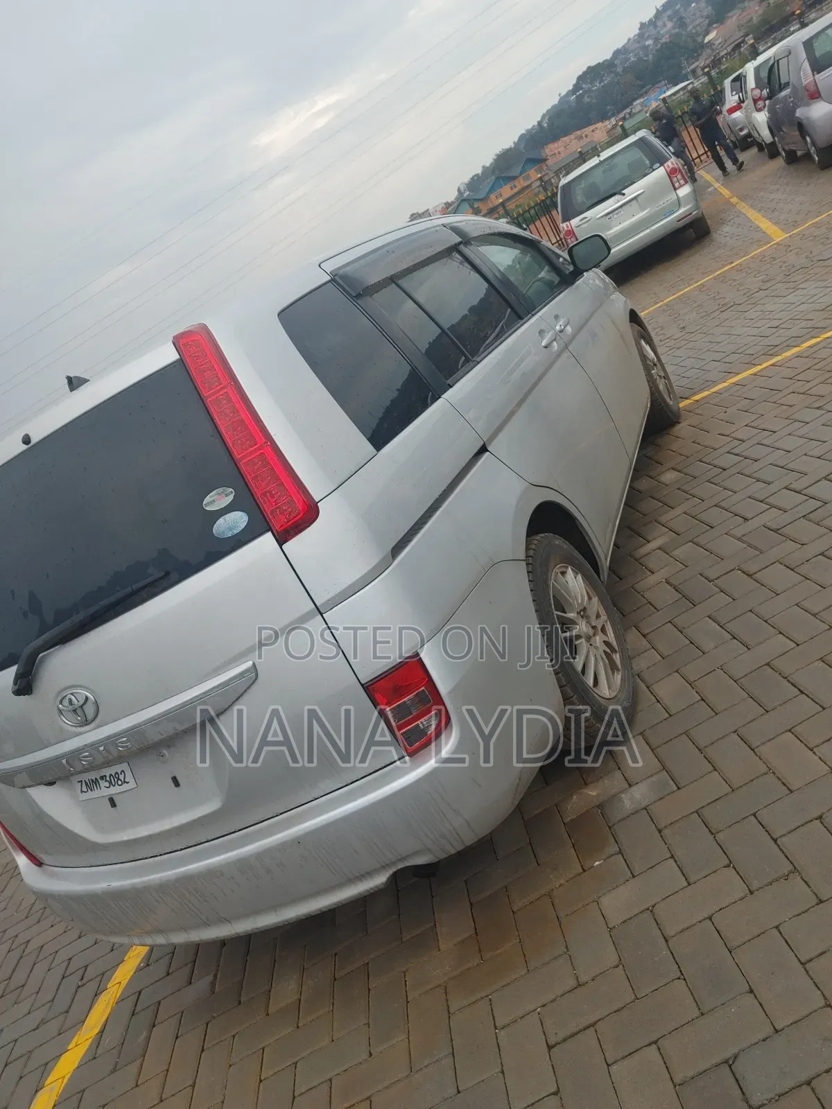 Toyota ISIS 2011 Silver